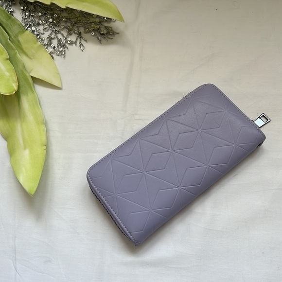 ⭐️QUILT Zip Wallet Wristlet Clutch with Studs⭐️ - Picture 3 of 5